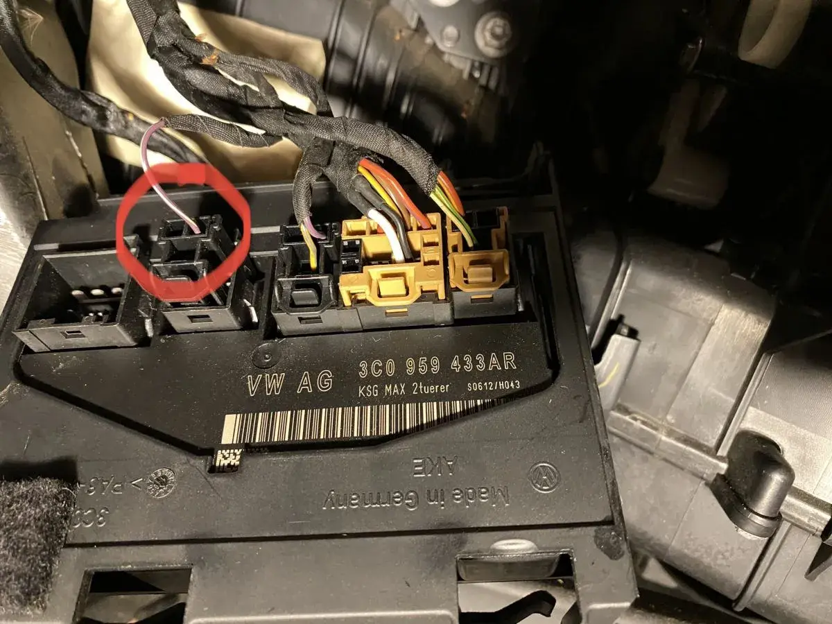Moduł komfortu VW Passat B6, widoczne złącza i wiązka przewodów. Czerwone kółko zaznacza jedno ze złączy, potencjalnie związane z bezpiecznikami.