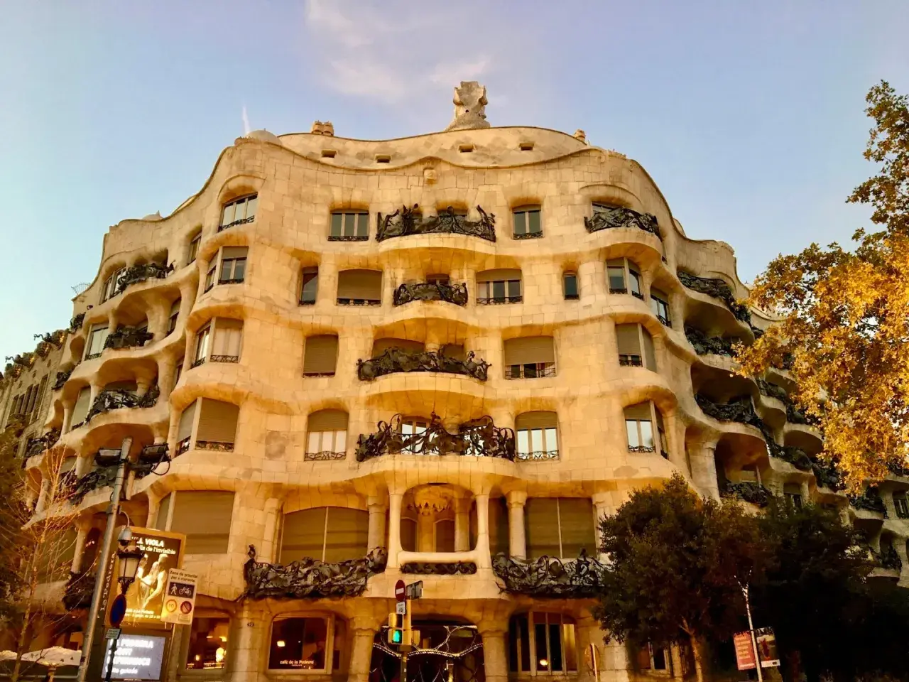 Casa Milà, znana jako La Pedrera, zachwyca falującą kamienną fasadą i unikalnymi balkonami.