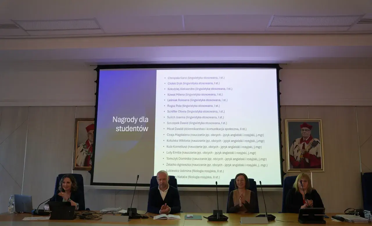 Uroczystość wręczenia nagród studentom, wśród nich wyróżnieni z filologii słowiańskiej.