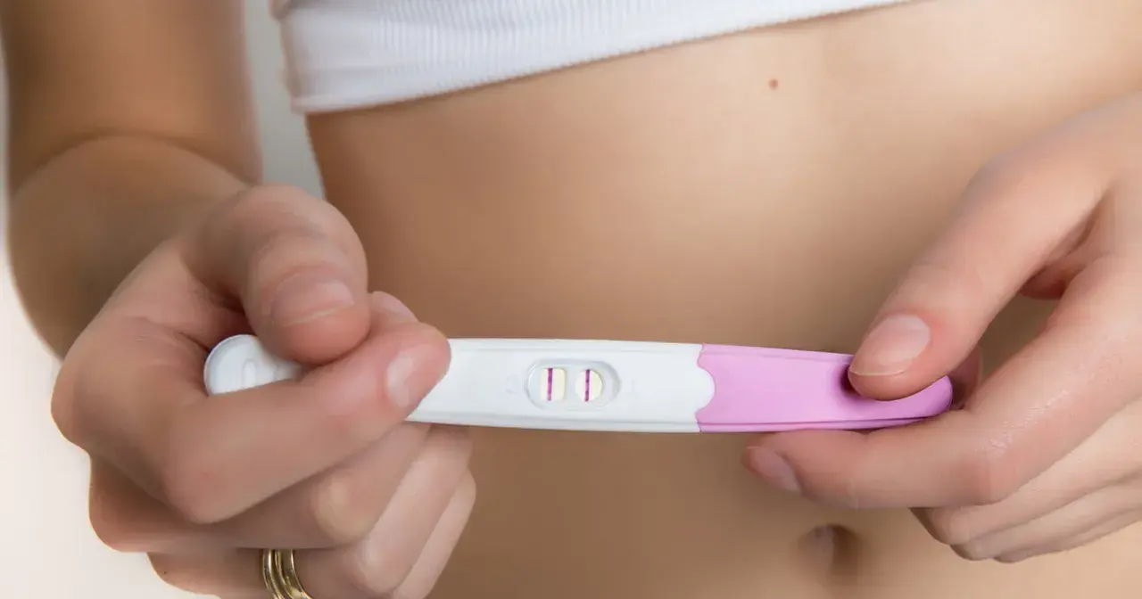 Dwie kreski na teście ciążowym, potwierdzające 4 tydzień ciąży. Objawy mogą być subtelne, ale ten test mówi wszystko.