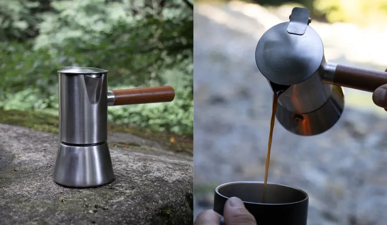 Edler Espressokocher aus Edelstahl mit Holzgriff, bereit für den morgendlichen Kaffee im Freien.