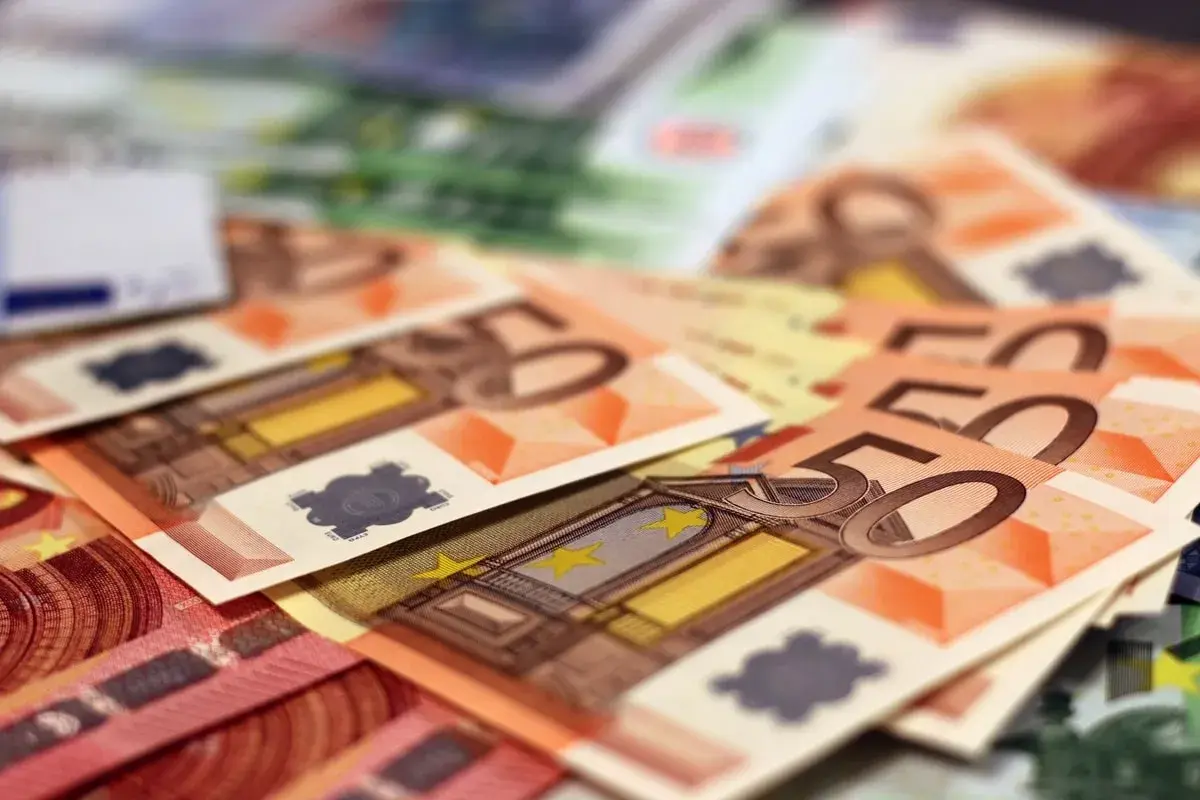 Stos banknotów euro, w tym 50 euro, idealny na kredyty w euro.