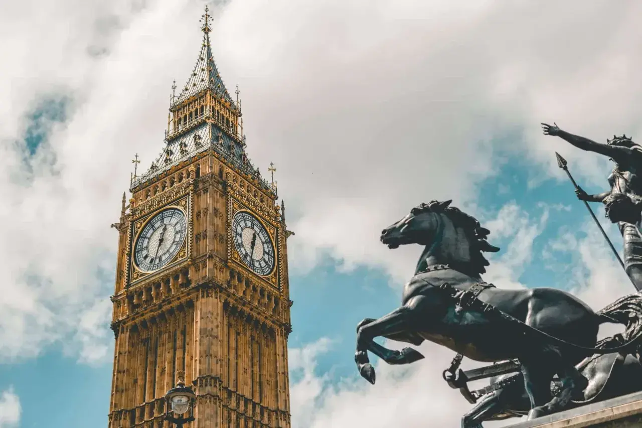 Big Ben i rydwan Boadicei - idealne punkty orientacyjne, by zacząć odkrywać, jak poruszać się po Londynie.
