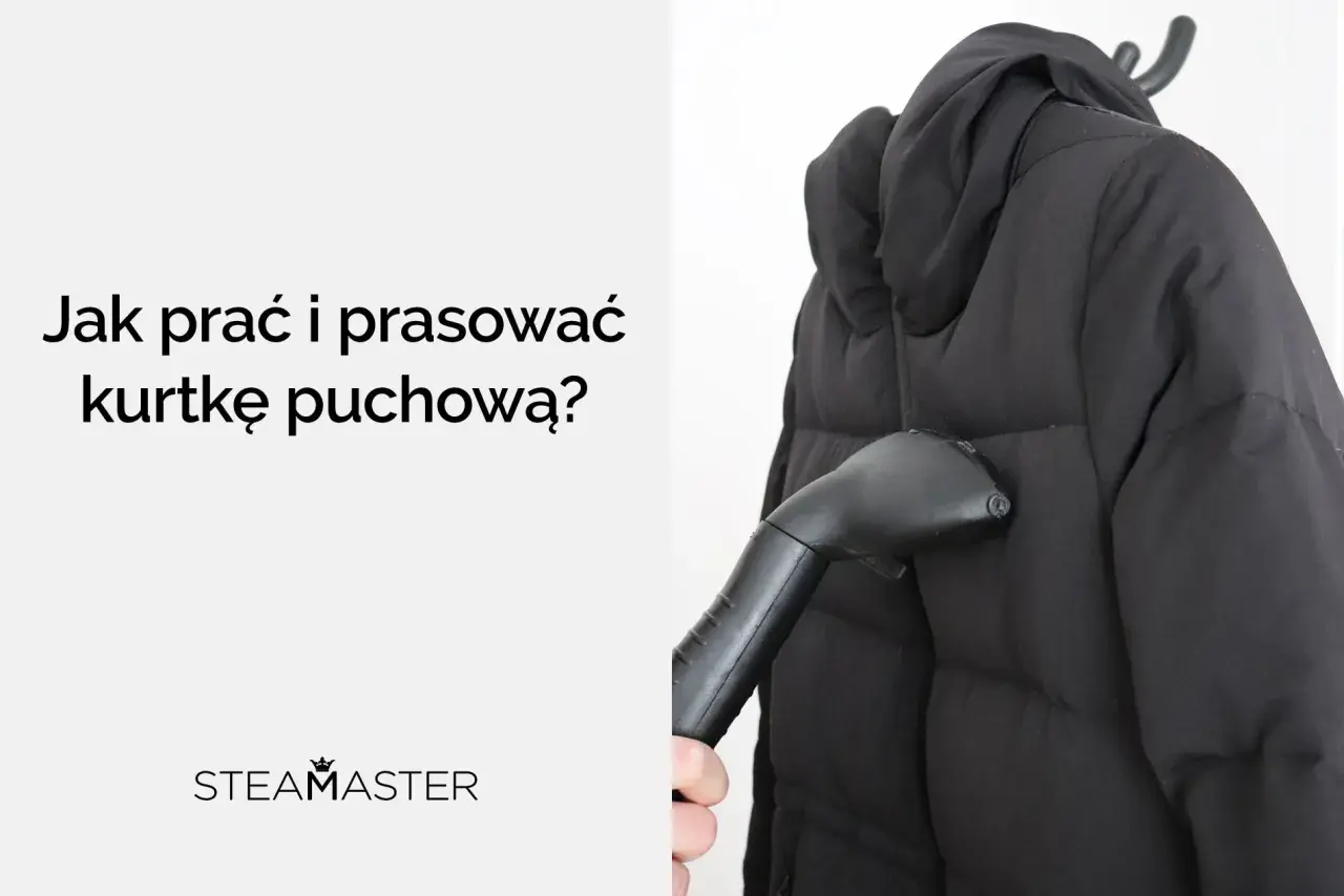 Parać i prasować kurtkę puchową parownicą Steamaster. Czarna kurtka na wieszaku, ręka trzymająca parownicę.