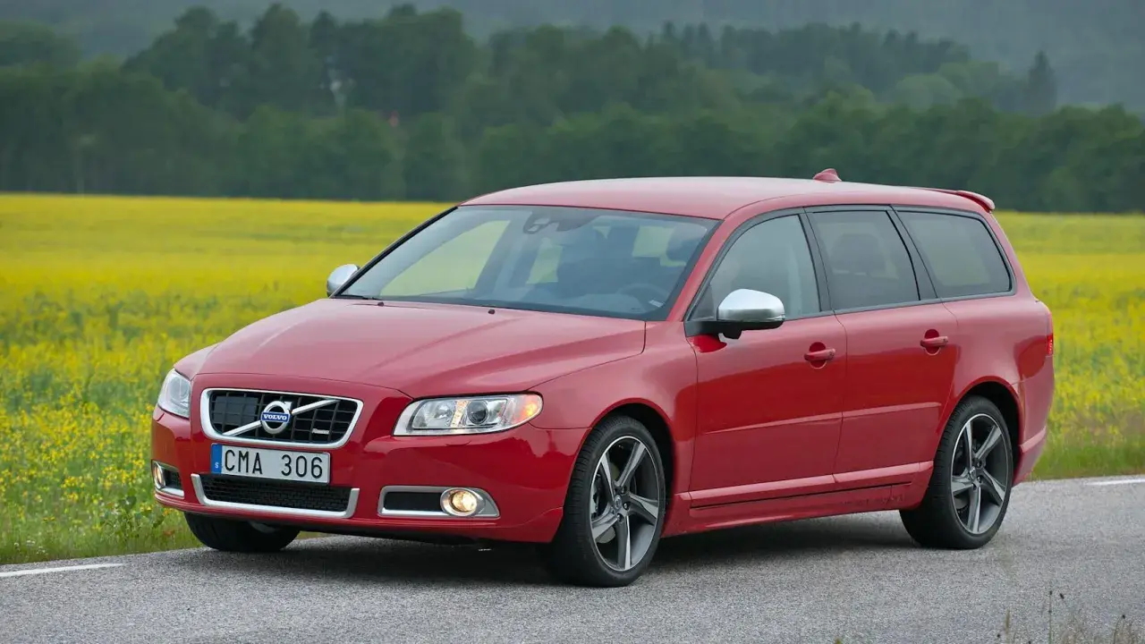 Röd Volvo V70 Momentum parkerad vid en gul rapsåker.