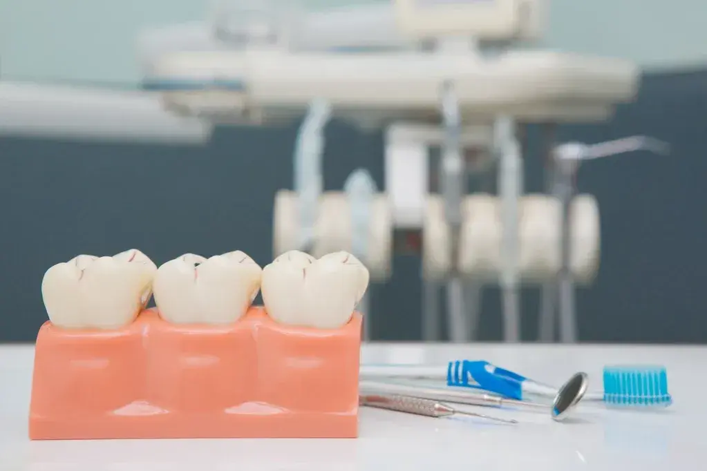 Ile kosztuje wizyta u dentysty prywatnie? Sprawdź ceny i oszczędź