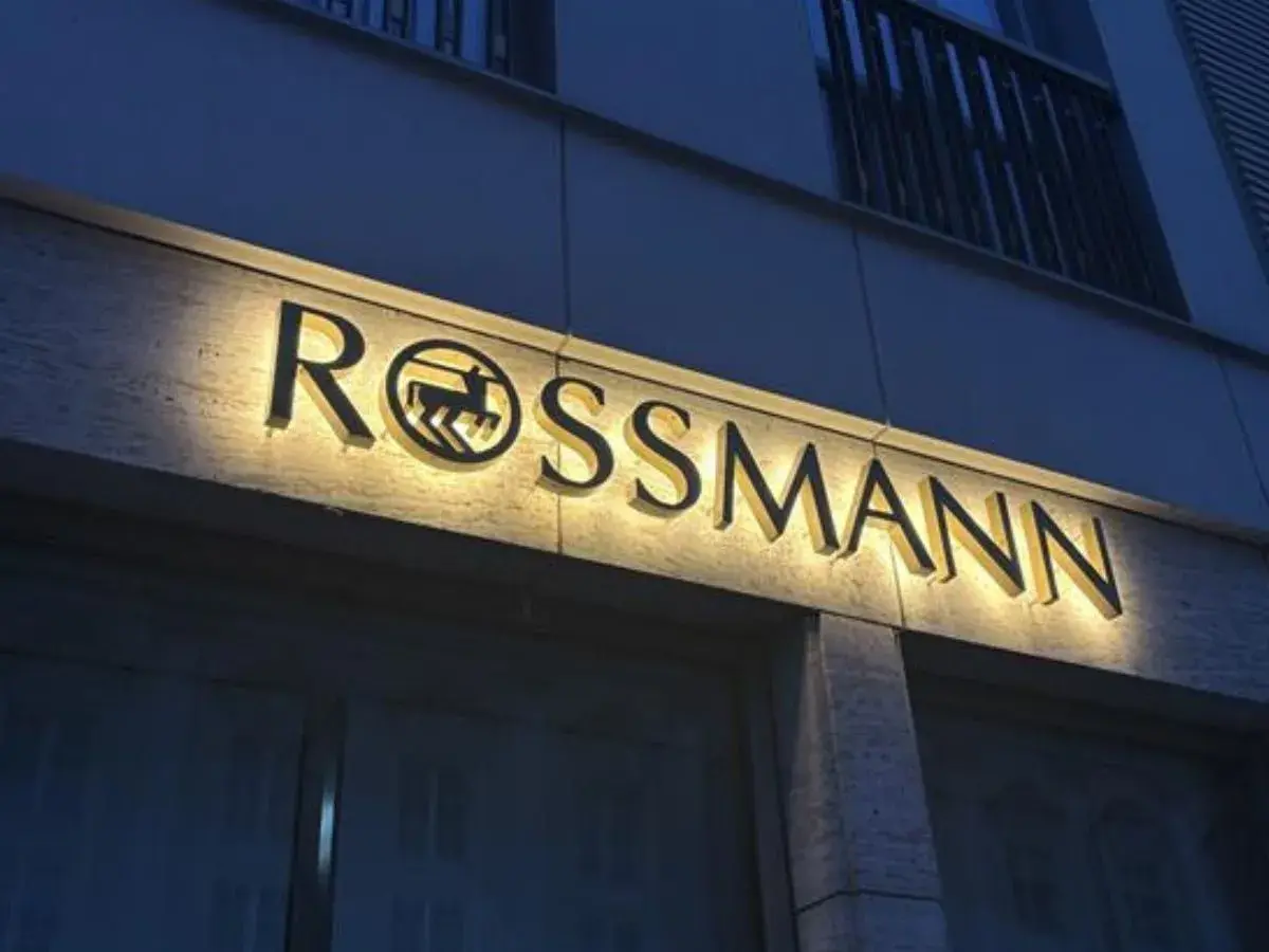 Podświetlany napis Rossmann. Sprawdź perfumy Currara, ich cena w Rossmannie może Cię zaskoczyć.