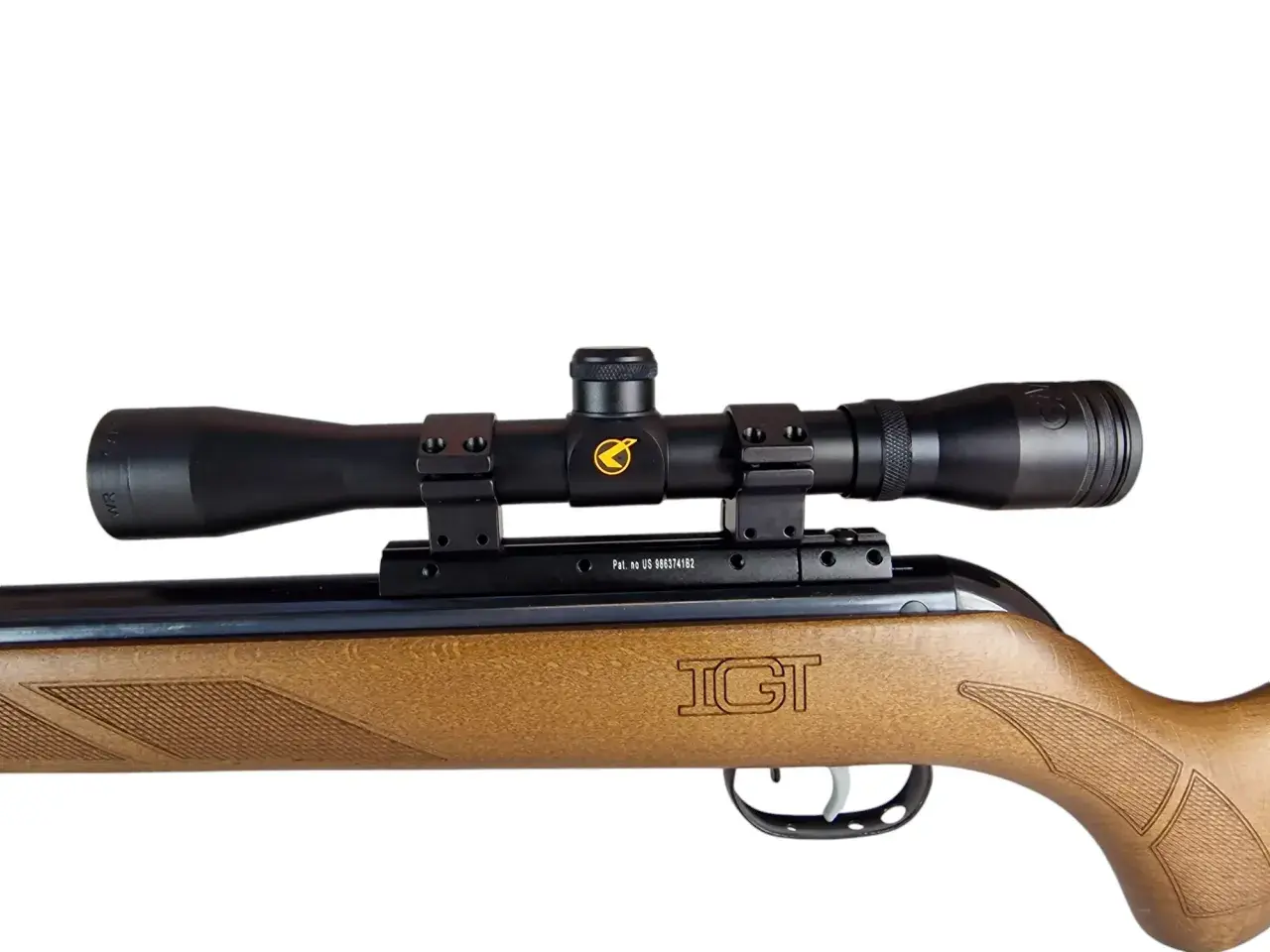Wiatrówka Gamo Hunter Maxxim IGT 4.5 mm z lunetą, gotowa do akcji.