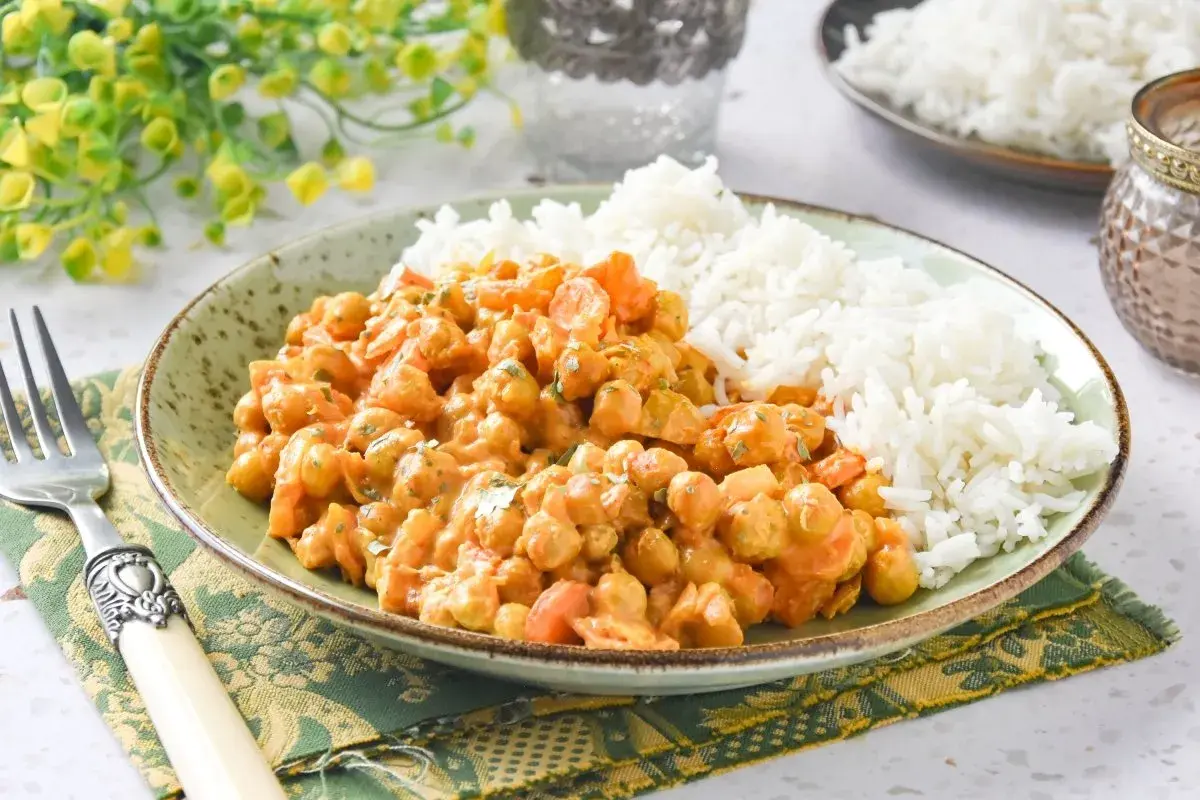Plato de arroz al curry con garbanzos y zanahoria, servido con arroz blanco esponjoso.