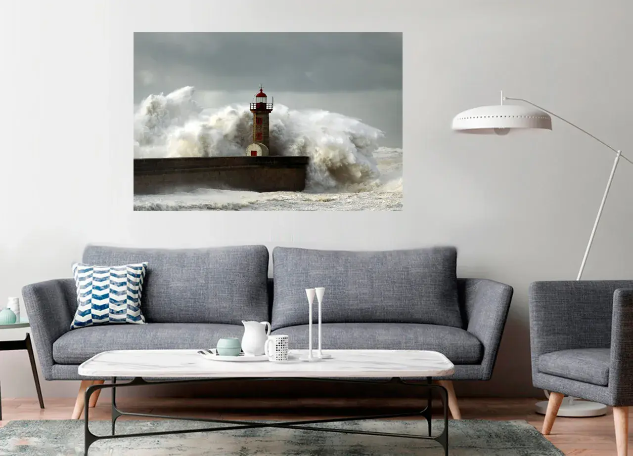 Un cuadro de un faro resistiendo olas gigantescas en un día tormentoso.