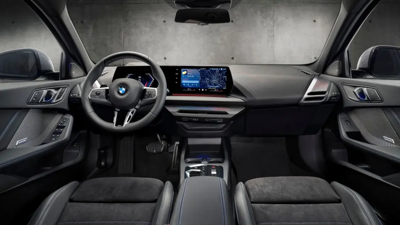 Interiör i en BMW med digital instrumentpanel, stor infotainmentskärm som visar navigation och en ratt med Steptronic-funktion.