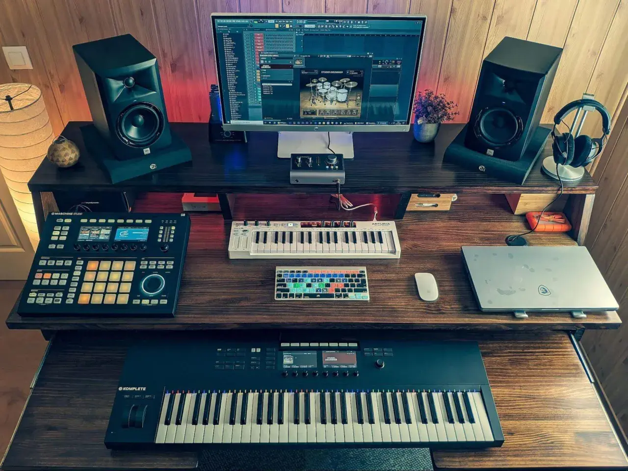 Ein Studio-Setup für einen Rap Beat Maker mit zwei Monitoren, Keyboards, Pads und Lautsprechern.