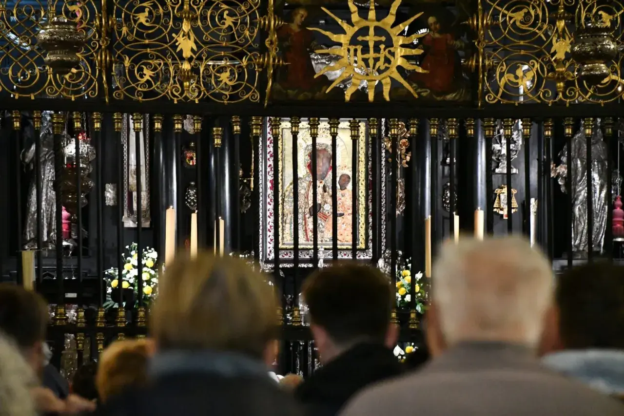 Jasna Góra: wierni modlą się przed obrazem Matki Bożej, składając swoje intencje mszalne.