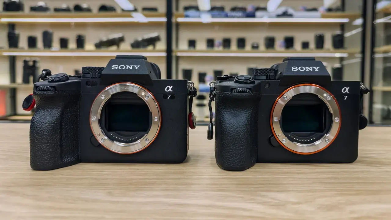 Dwa aparaty Sony Alpha 7 na drewnianym blacie, gotowe do testów.