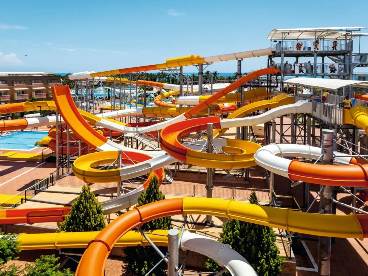 Bunte Wasserrutschen im aqi pegasos world Wasserpark, die sich durch die Luft schlängeln.