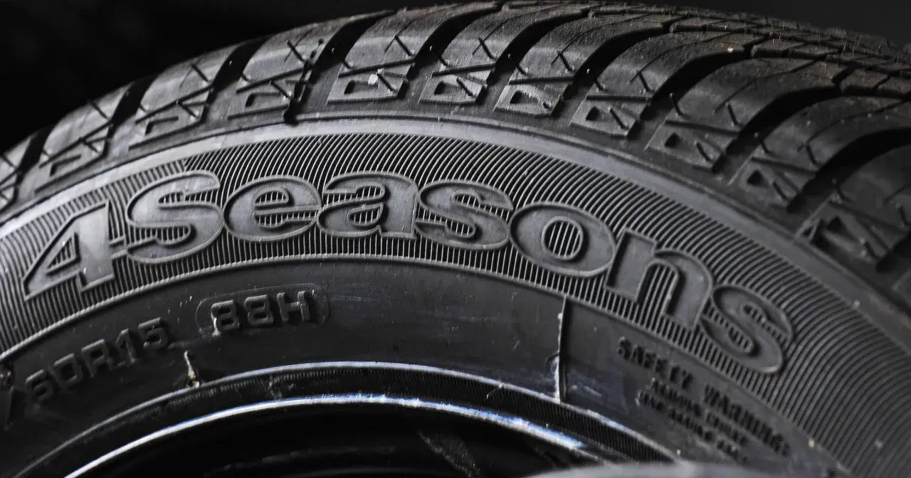 Zbliżenie na oponę całoroczną z napisem "4Seasons" i oznaczeniem 205/55R16 88H.