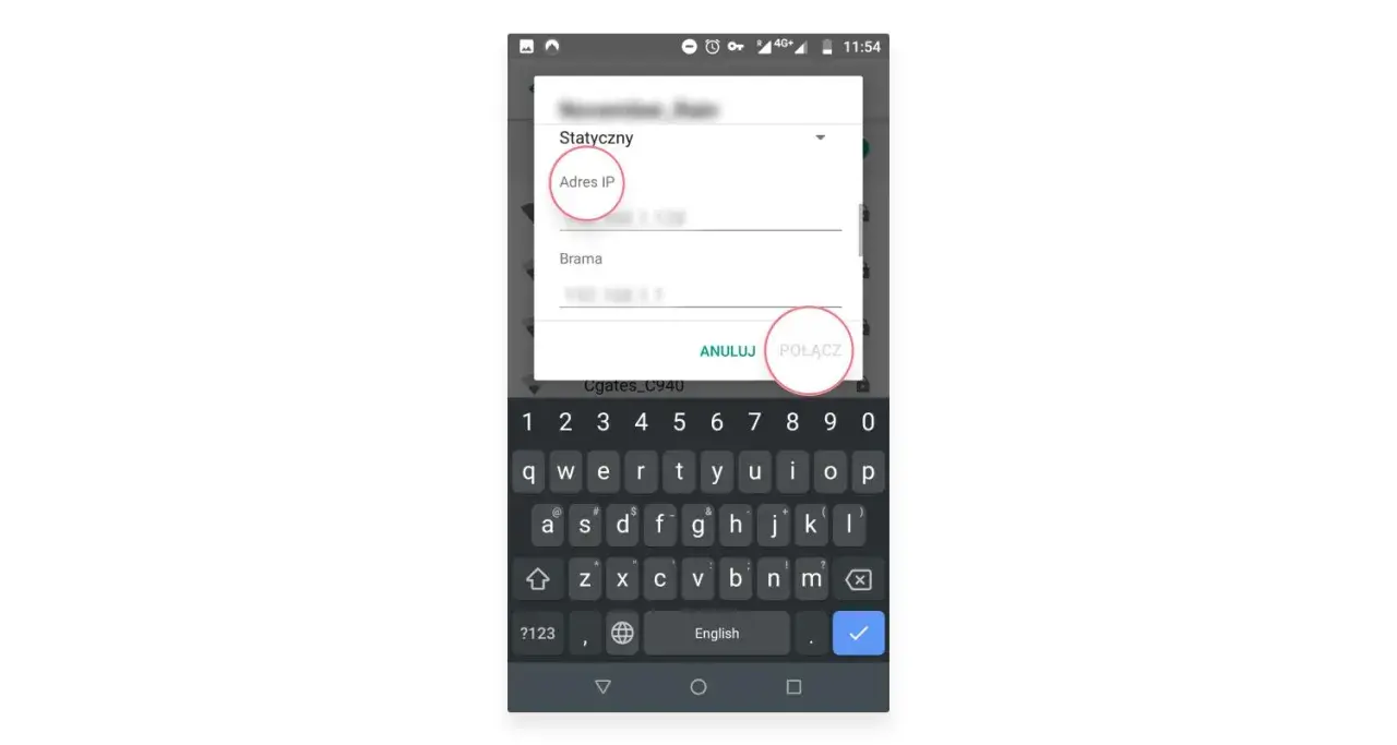 Ekran telefonu z klawiaturą. Widzimy okno dialogowe z polem "Adres IP" i "Brama", gdzie można wpisać dane, by sprawdzić IP na telefonie.