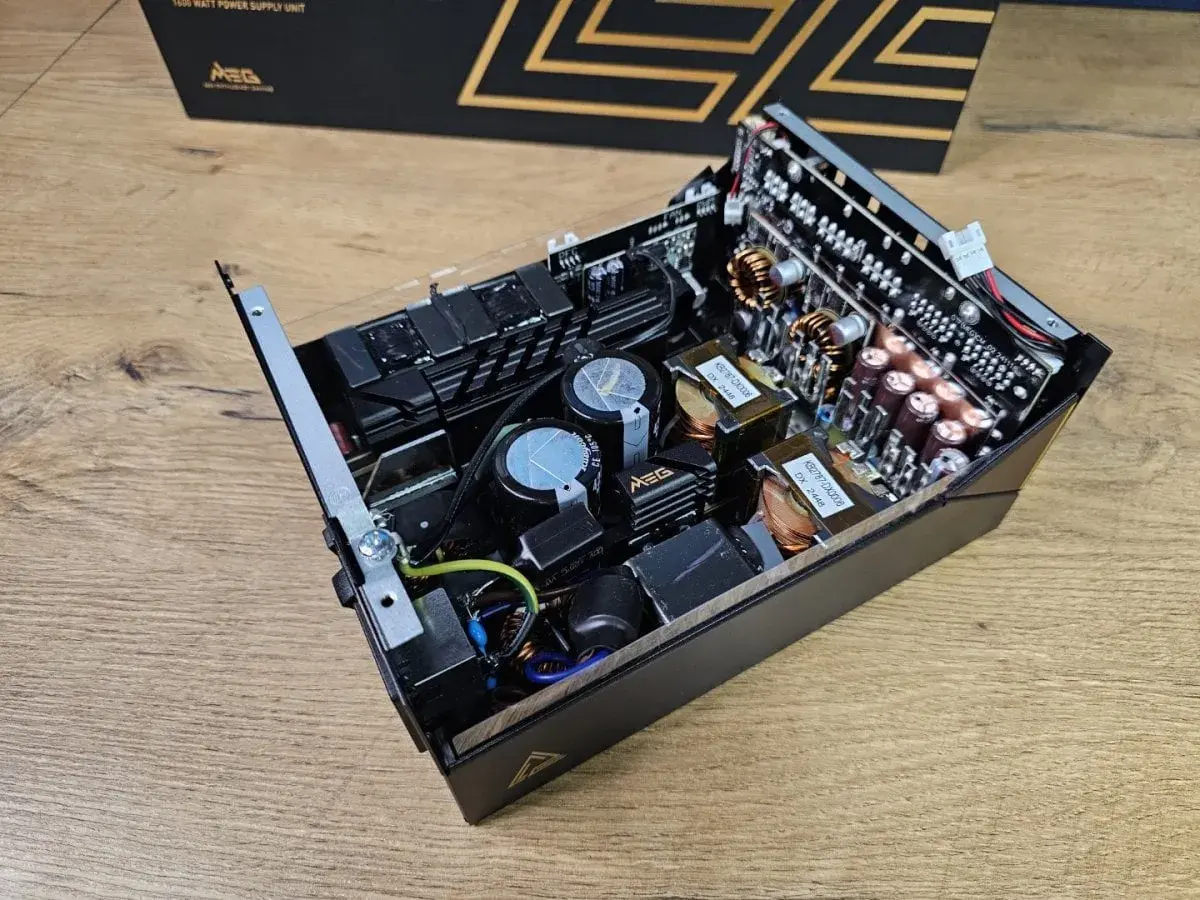 Wnętrze zasilacza komputerowego MEG. Zastanawiasz się, jaki zasilacz do komputera wybrać? Ten model ma moc 1600W.