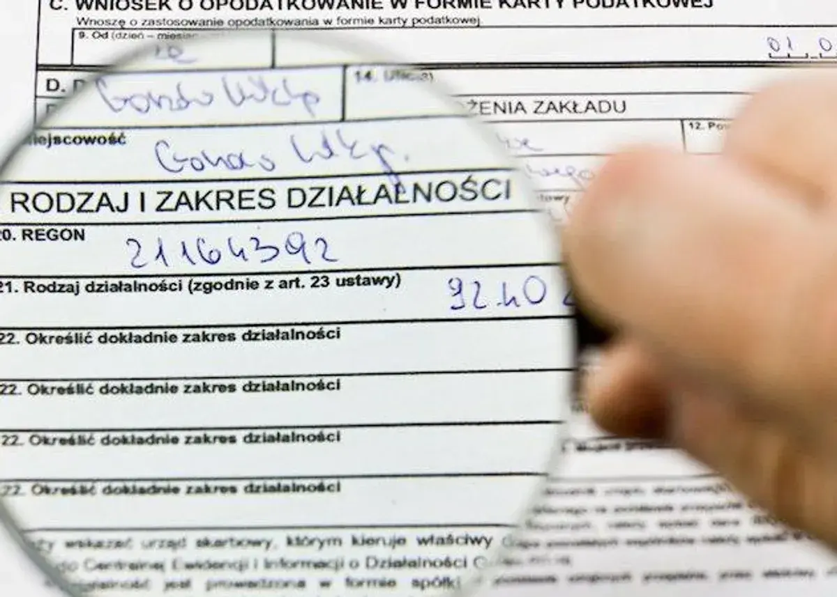 Pod lupą formularz podatkowy, gdzie wpisano dane dotyczące działalności gospodarczej. Może to być związane z wyborem formy opodatkowania, np. podatek liniowy.