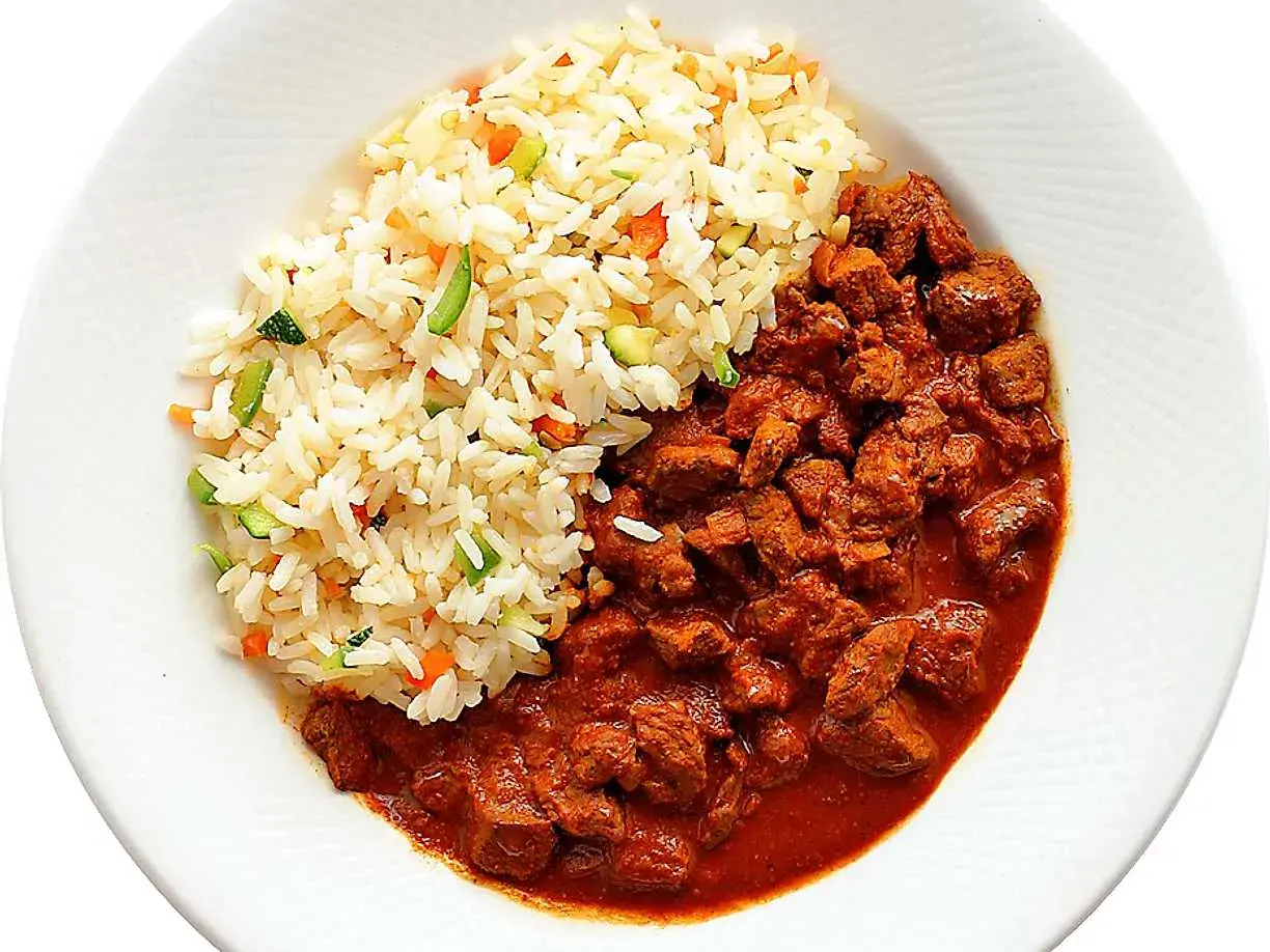 En portion ungersk gulasch med ris och grönsaker. Köttet är mört och såsen rik.