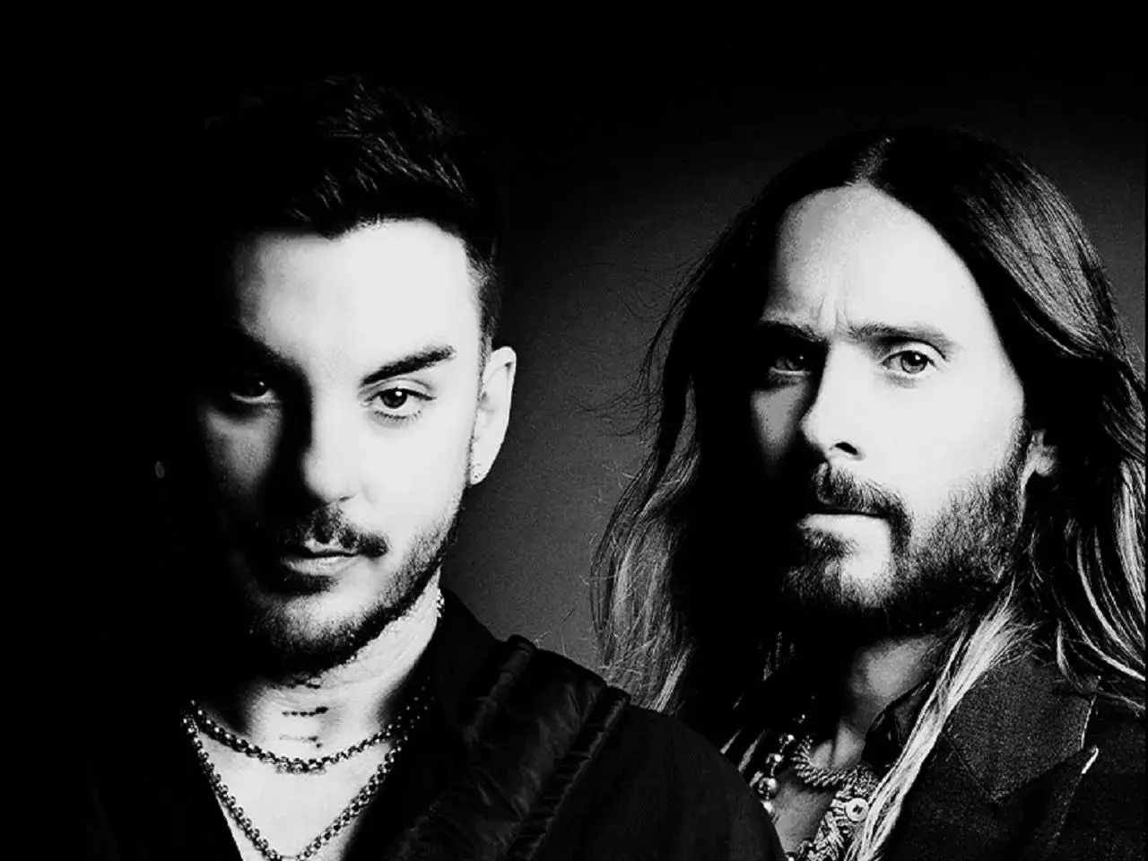 Jared Leto i jego zespół w czarno-białym kadrze.