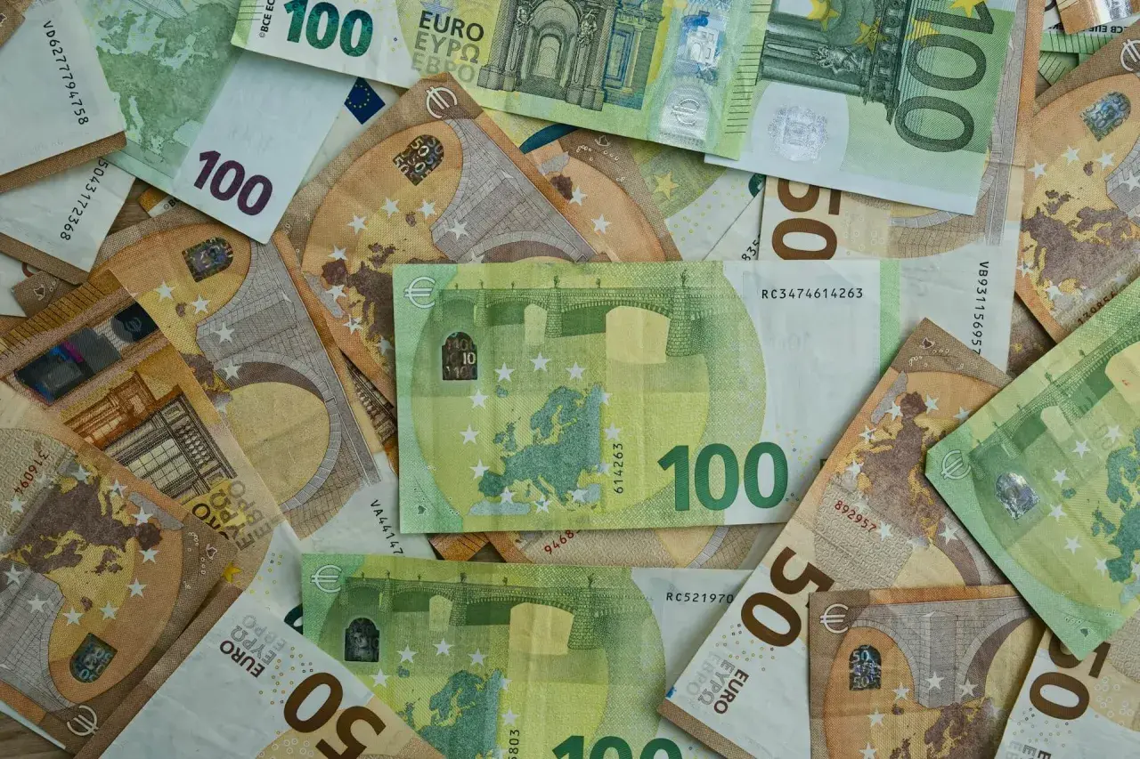 Des billets de 100 et 50 euros sont entassés. Attention, un paiement en espèces supérieur à 1000 € est sanctionné.