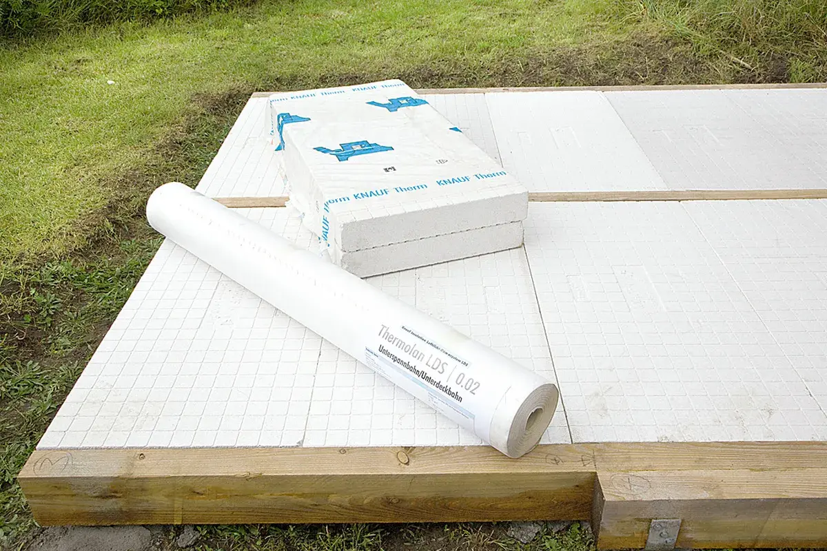 Materialien für das Gartenhaus bauen: Dämmplatten und Rolle liegen bereit.