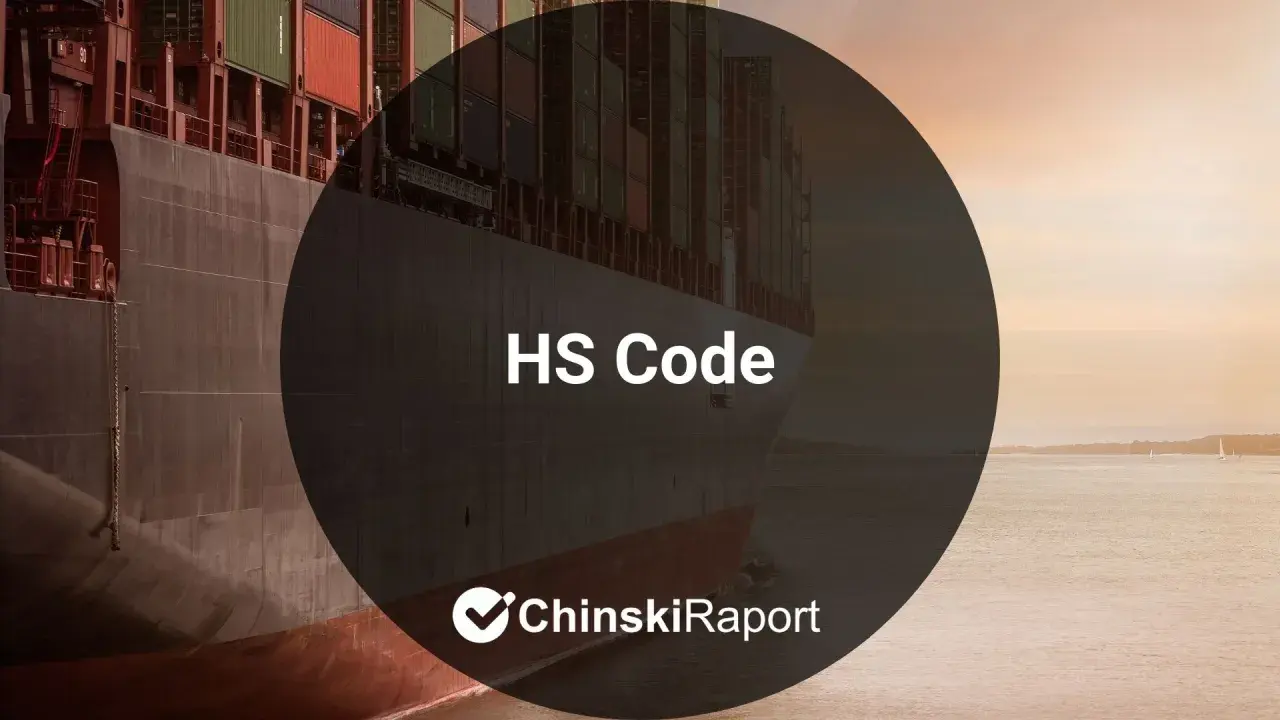 Kontenerowiec z napisem "HS Code" na tle zachodzącego słońca. Kod HS ułatwia globalny handel.