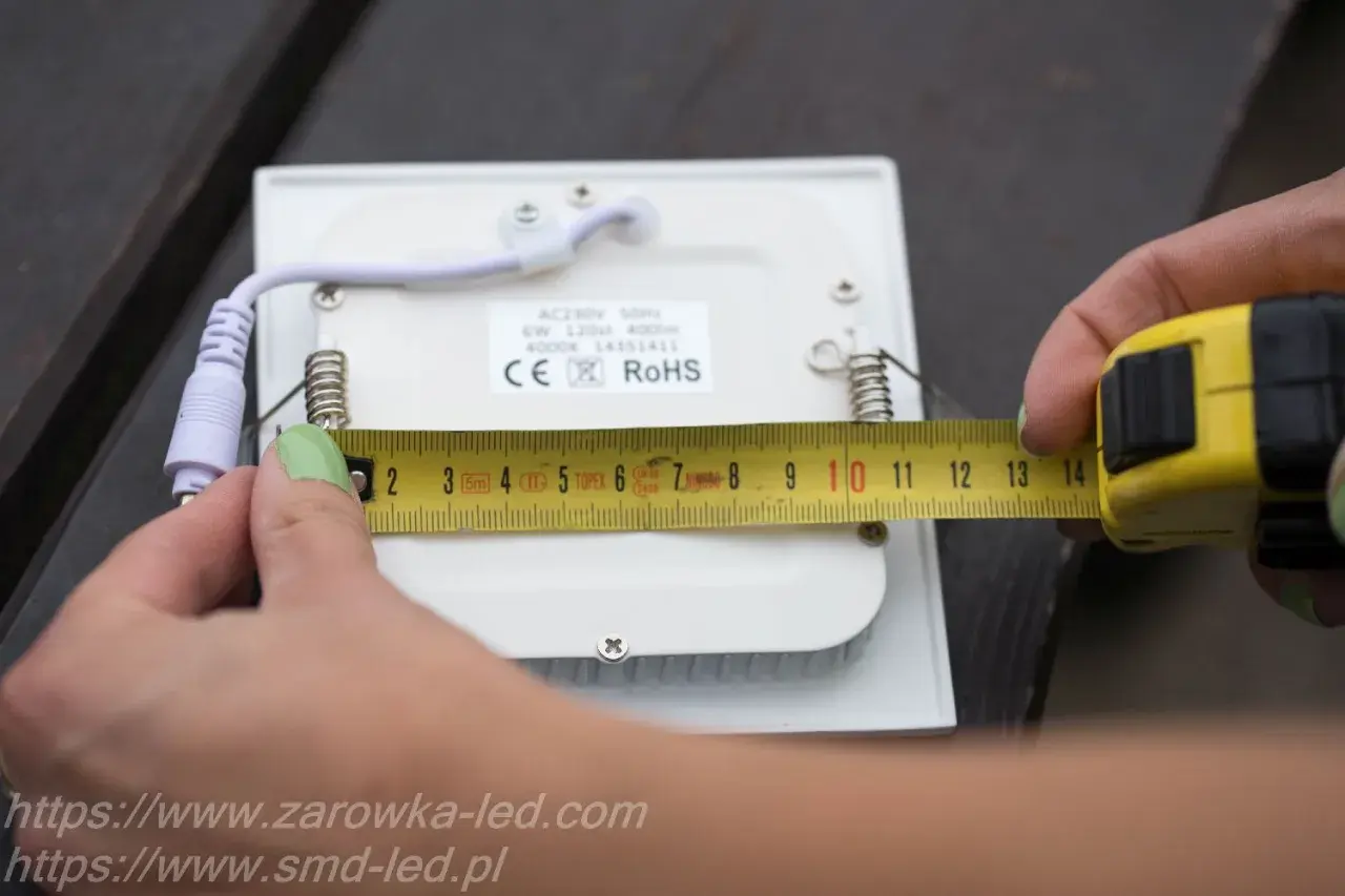 Mierzenie wymiarów plafonu sufitowego przed montażem. Instrukcja jak zamontować plafon sufitowy krok po kroku.