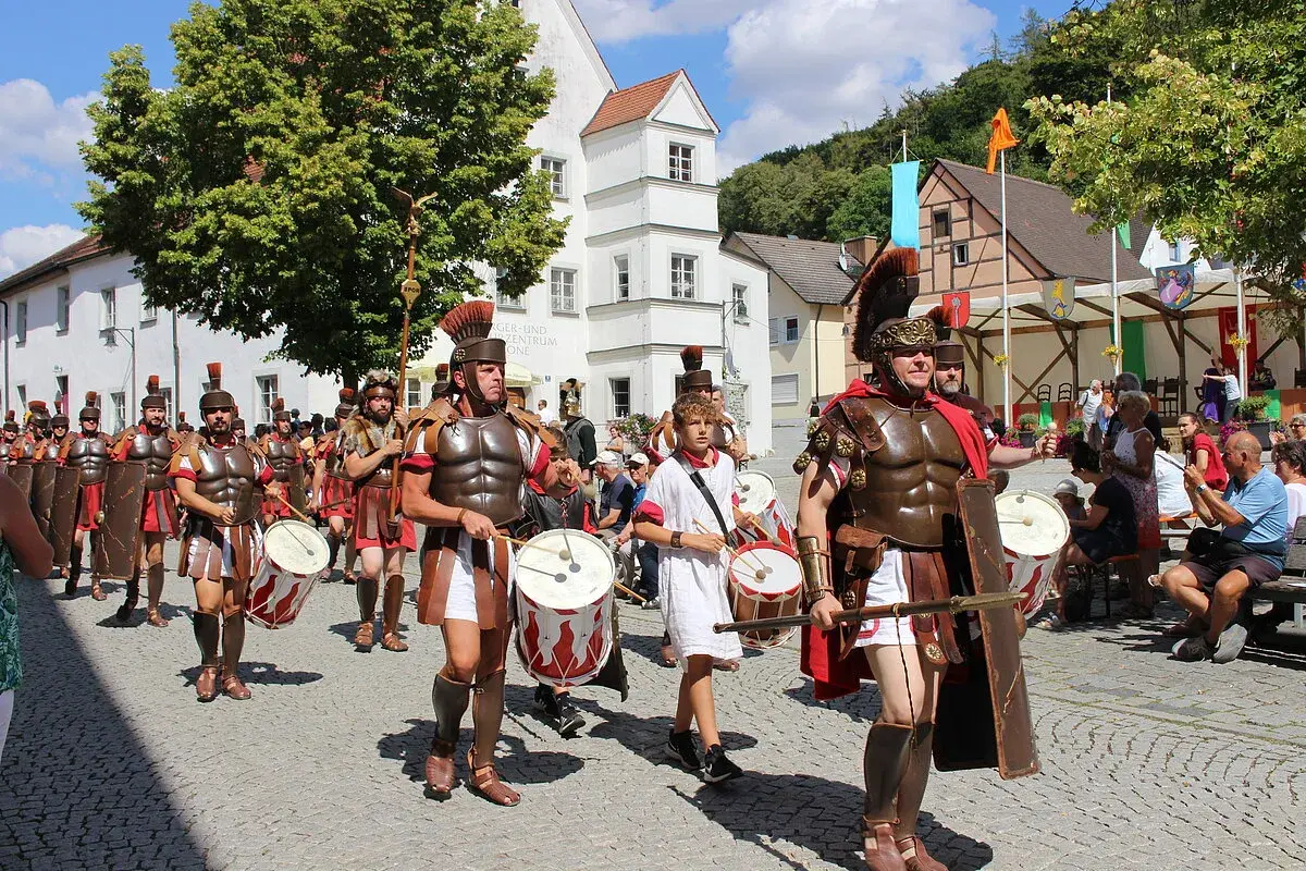 Römer marschieren mit Trommeln und Schilden beim Markt Kipfenberg.