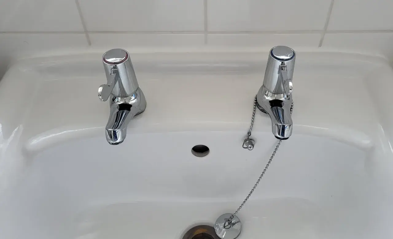 Dlaczego w Anglii są dwa krany? Zaskakujące powody tego zwyczaju