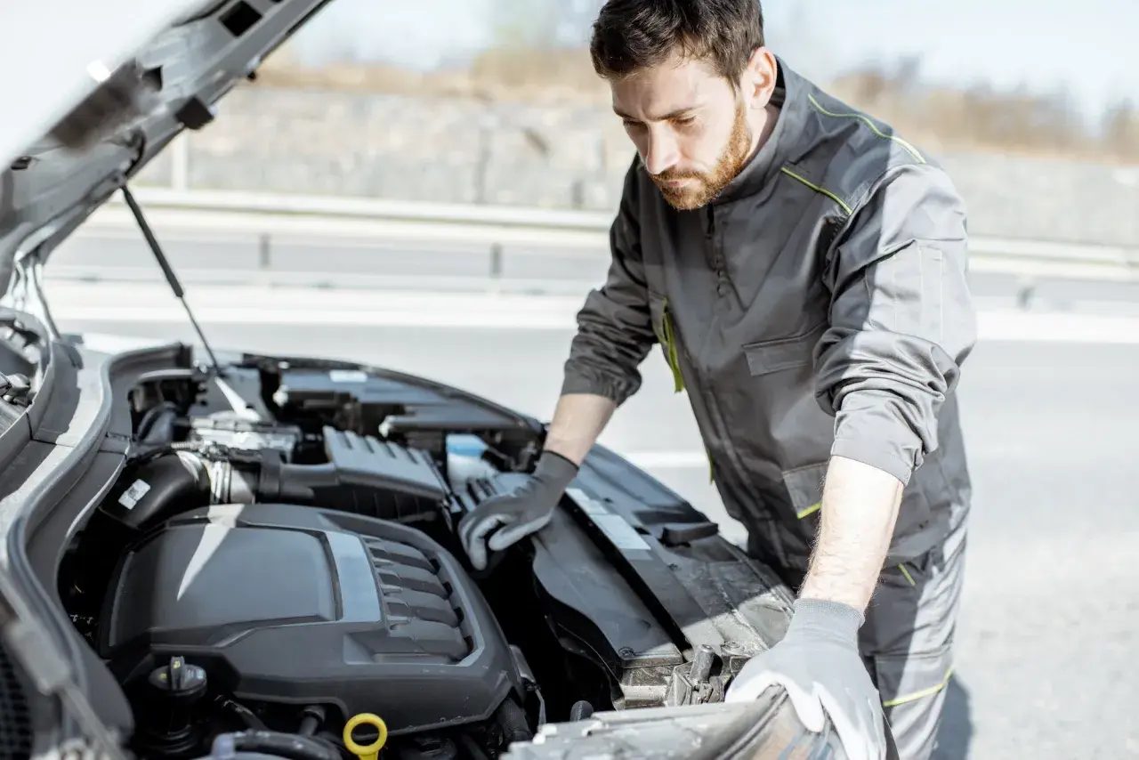 Mecánico revisa el motor de un coche que da tirones al acelerar.