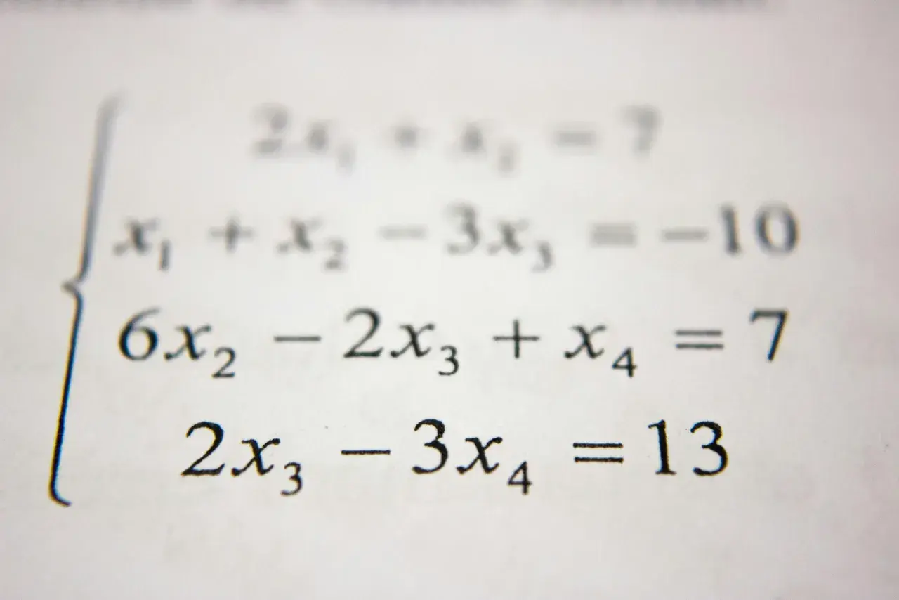 Układ równań liniowych, gdzie wyrażenia algebraiczne przykłady pokazują zależności między zmiennymi x₁, x₂, x₃, x₄.