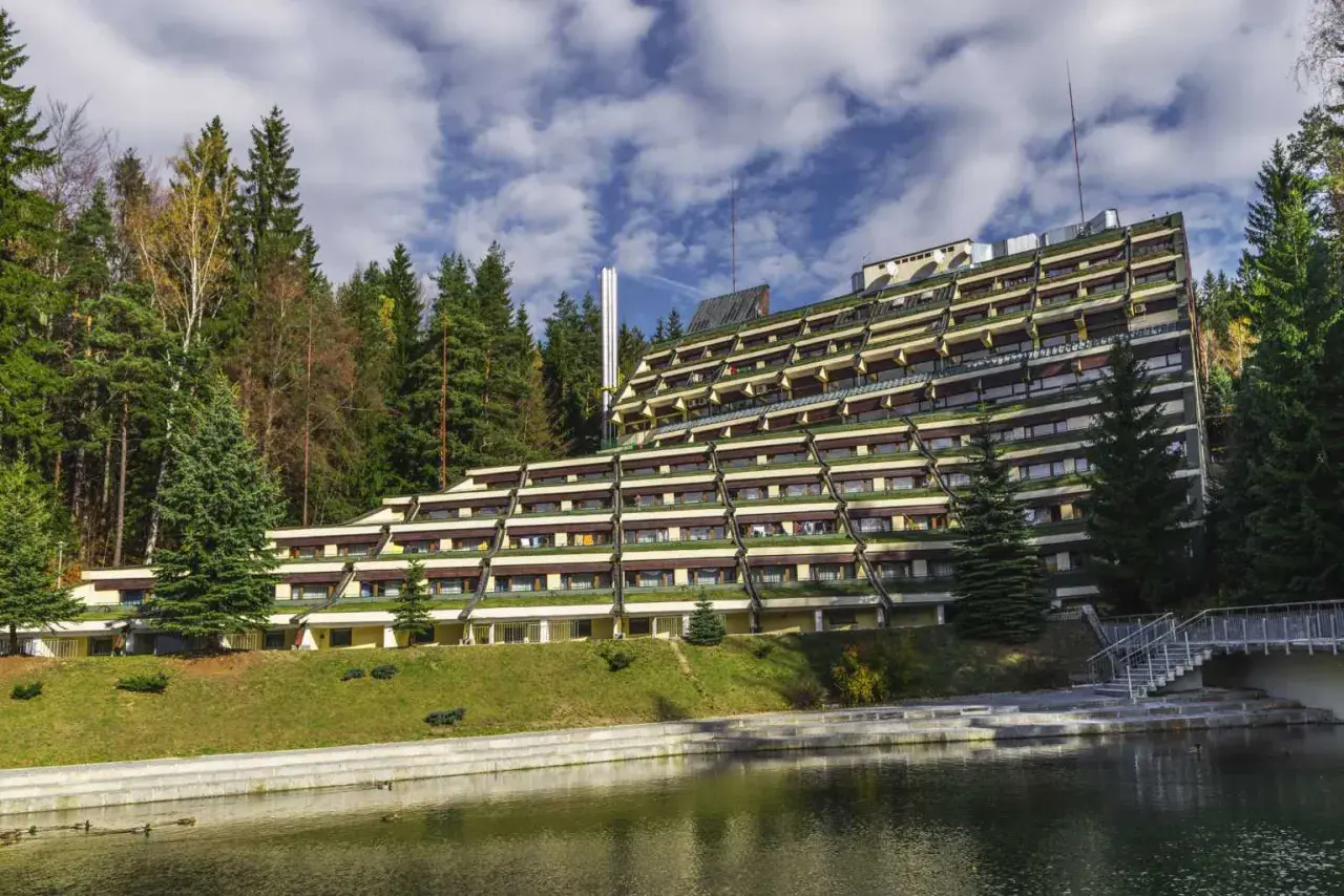 Hotel Granit w Szklarskiej Porębie, tarasowy budynek z widokiem na las i staw. Sprawdź cennik pobytu.