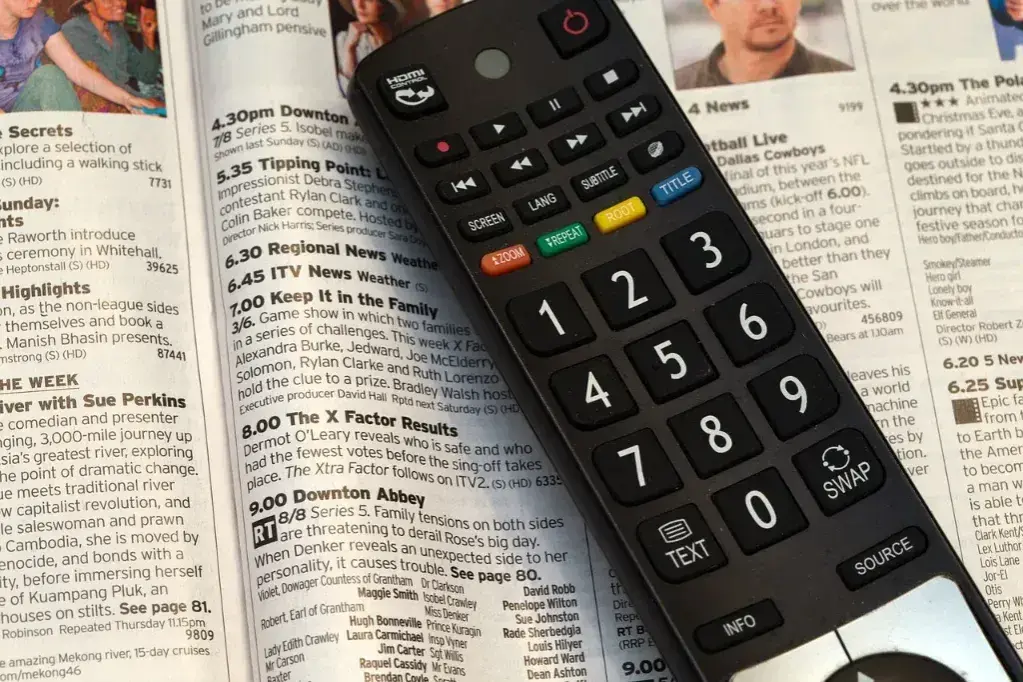 Jak włączyć telewizor LG bez pilota? Proste sposoby, które zadziałają