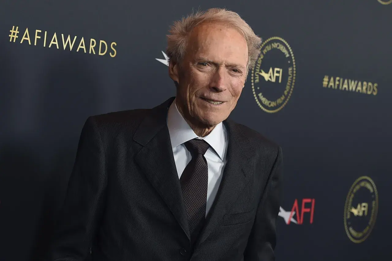 Clint Eastwood w garniturze na tle napisu #AFIawards.