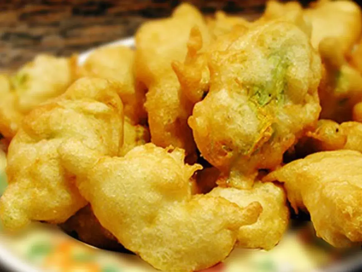 Fiori di zucca fritti in pastella croccante, un classico antipasto italiano.