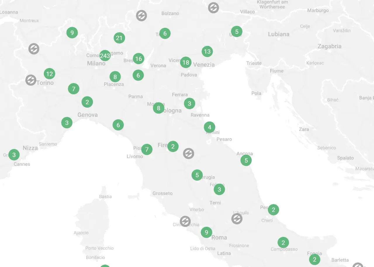 Mappa delle colonnine elettriche in autostrada, con indicatori numerici per le stazioni di ricarica in Italia e zone limitrofe.