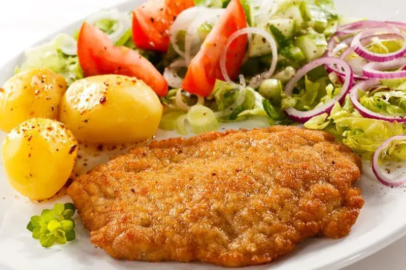 Ziemniaki z sosem: Ile kalorii? Odkryj, jak sos zmienia Twój obiad!