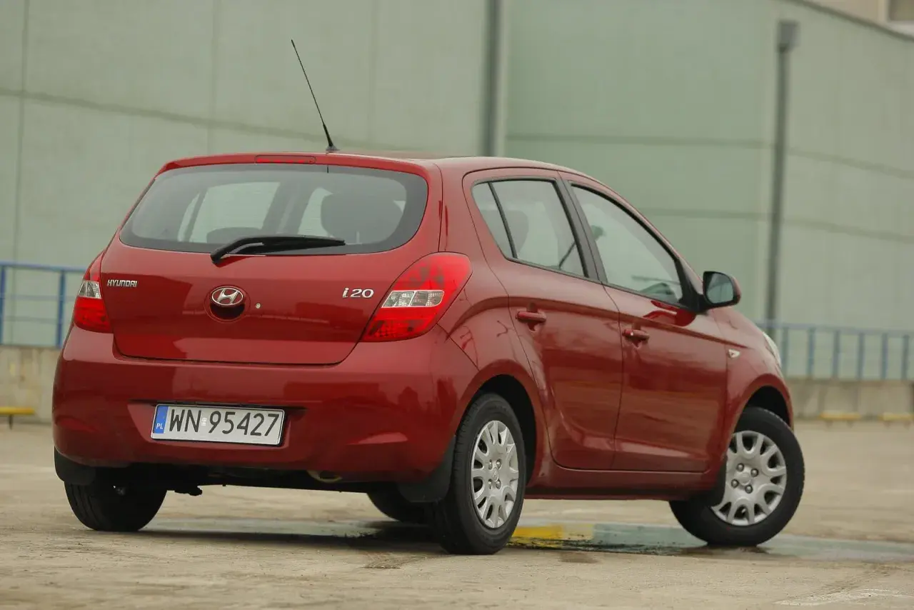 Czerwony Hyundai i20, widok z tyłu. Czas na wymianę żarówki w tylnej lampie.