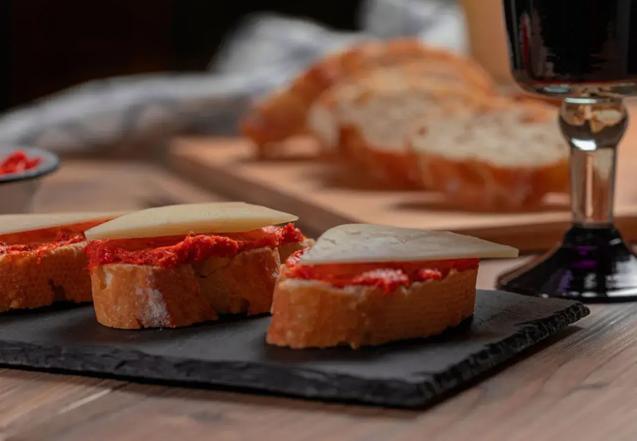 Pan de sobrasada con queso, un bocado delicioso.