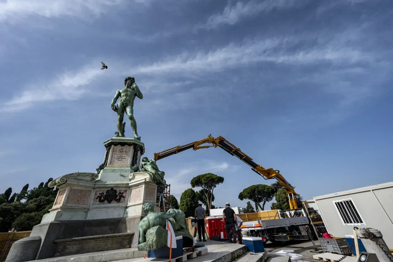 La copia del David di Michelangelo si trova a Piazzale Michelangelo, Firenze. Una gru è visibile vicino alla statua.