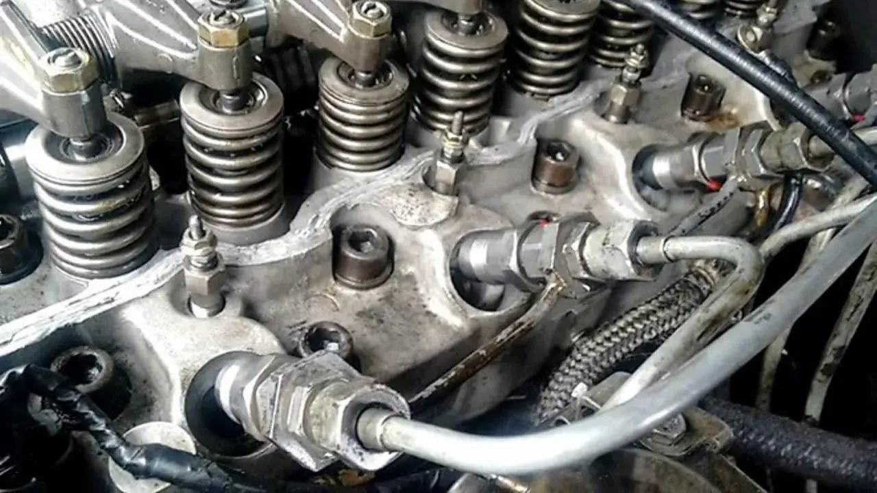 Detalle de un motor diésel con resortes, válvulas y una bomba de inyección.