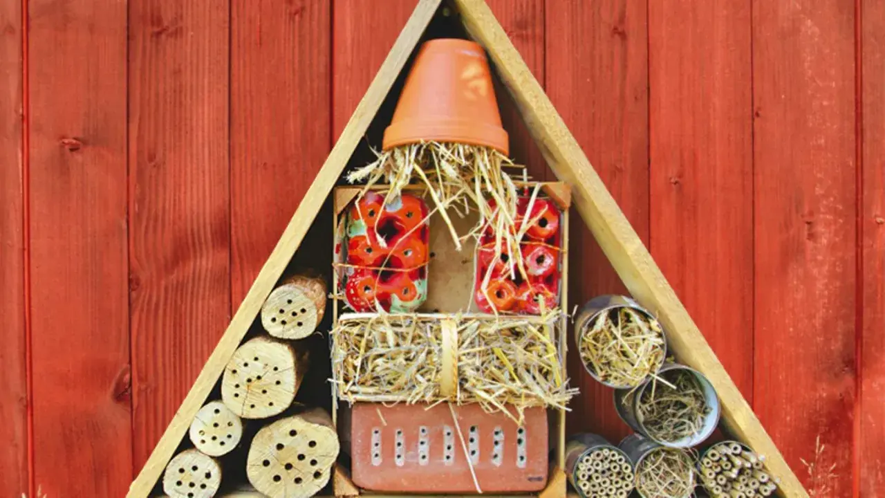 Ein selbstgebautes Insektenhotel aus Holz, Stroh und verschiedenen Materialien bietet Unterschlupf für nützliche Tiere.