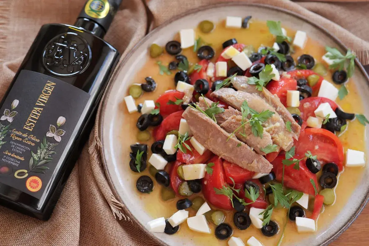 Deliciosa ensalada de ventresca con tomates, aceitunas negras, queso y un chorrito de aceite de oliva virgen extra Estepa.