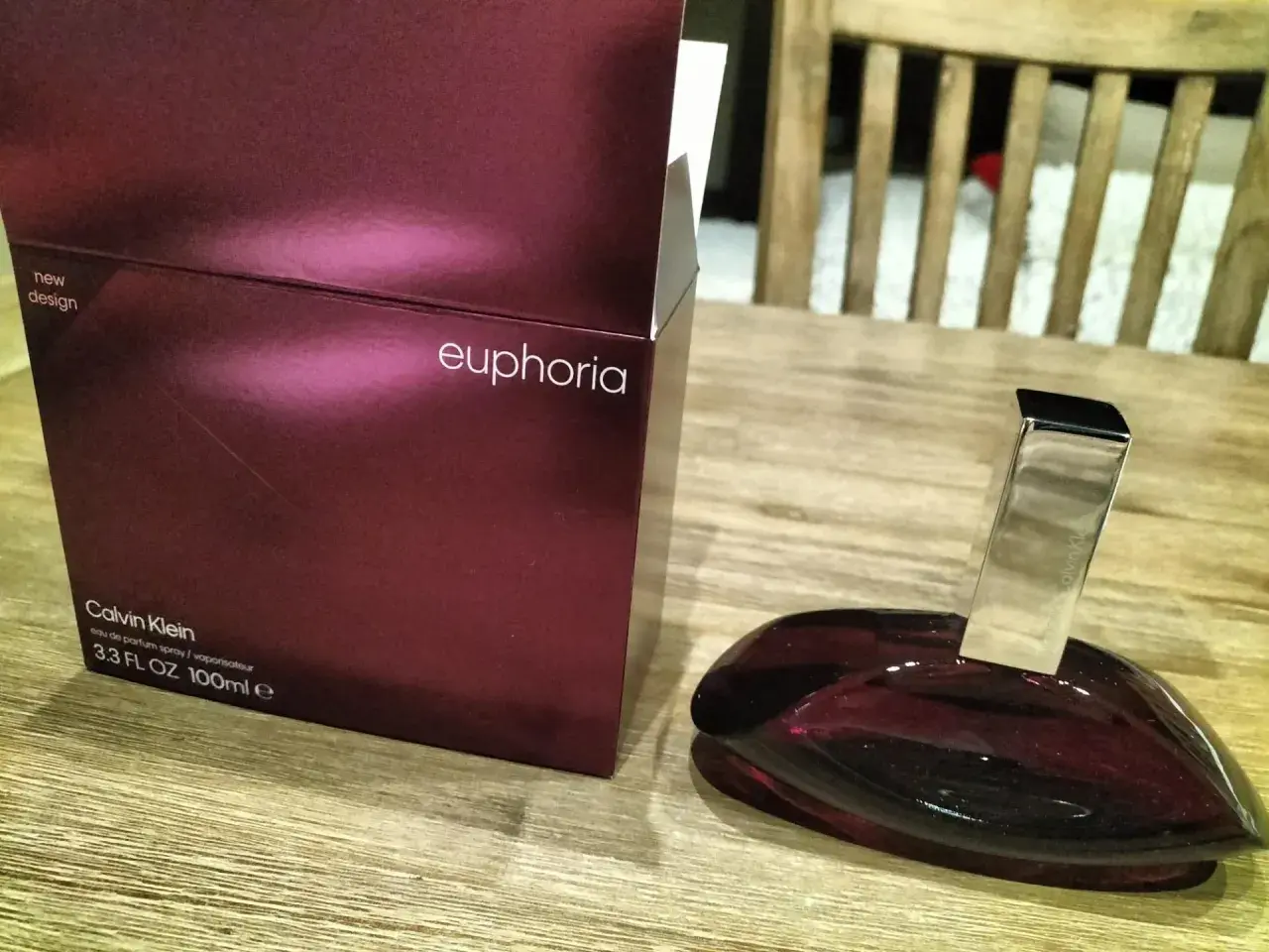 Perfumy Calvin Klein Euphoria 100ml w bordowym opakowaniu i charakterystycznym flakonie.