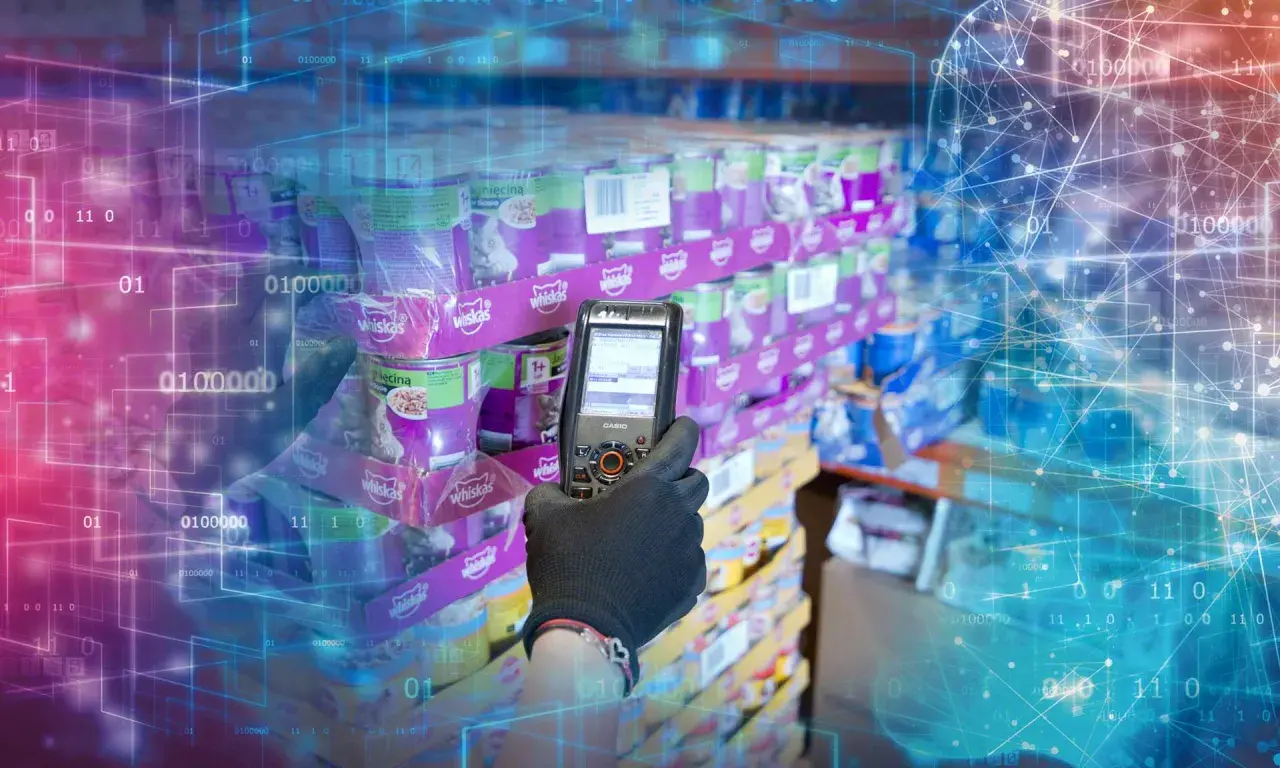 Ręka w rękawiczce skanuje puszki karmy dla kotów. To przykład, jak SSCC (Serial Shipping Container Code) usprawnia logistykę i śledzenie towarów w magazynie.