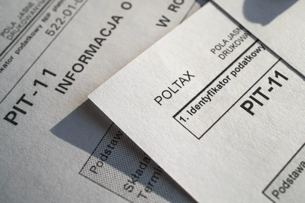 Dokumenty PIT-11 i Poltax, kluczowe dla każdego rezydenta rozliczającego podatki.