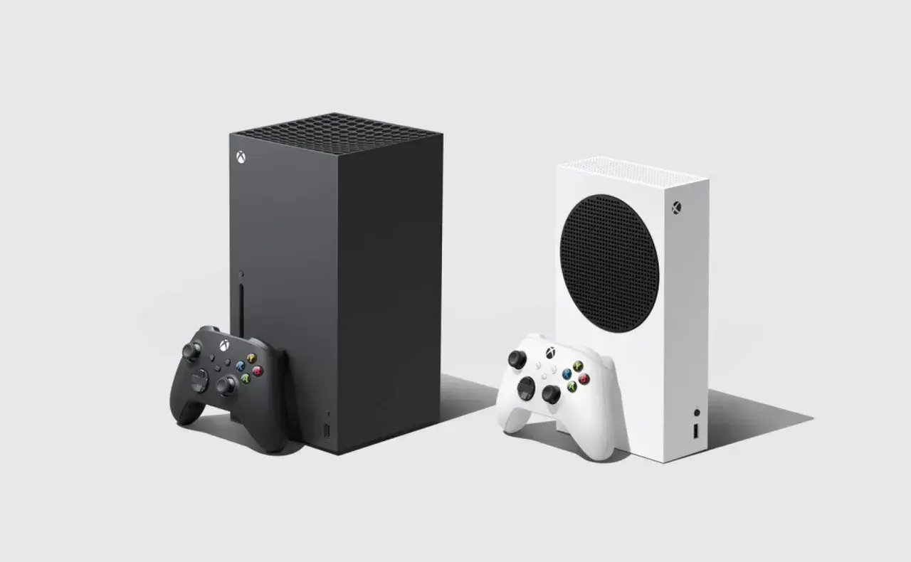 Czarna i biała konsola Xbox Series X z kontrolerami.