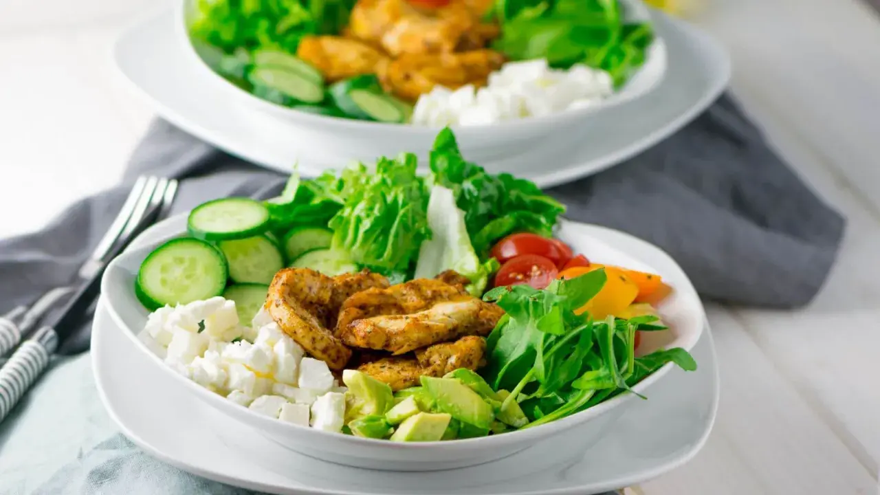 Perfekter Hähnchensalat: Saftiges Hähnchen & geniale Dressings